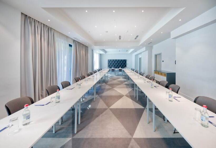 هتل Holiday Inn Express Yerevan, An Ihg