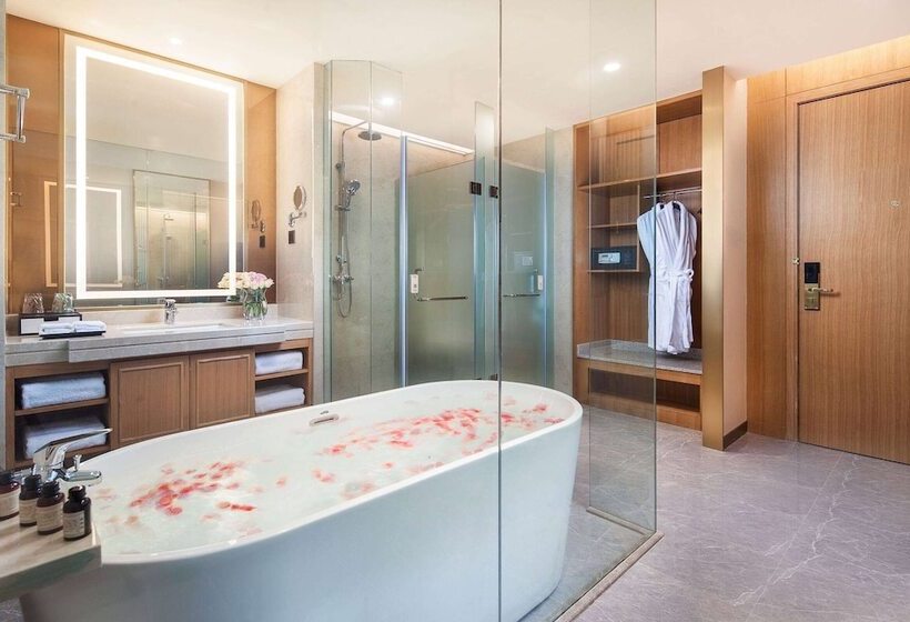 هتل Ramada Plaza Fuxian Lake