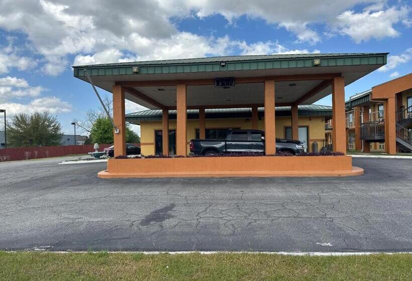 فندق Camilla Inn & Suites