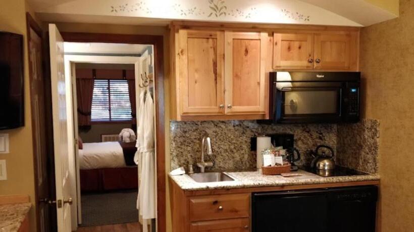 ホテル Getaways At Olympic Village Inn