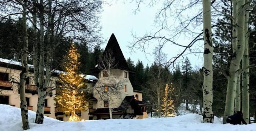 ホテル Getaways At Olympic Village Inn