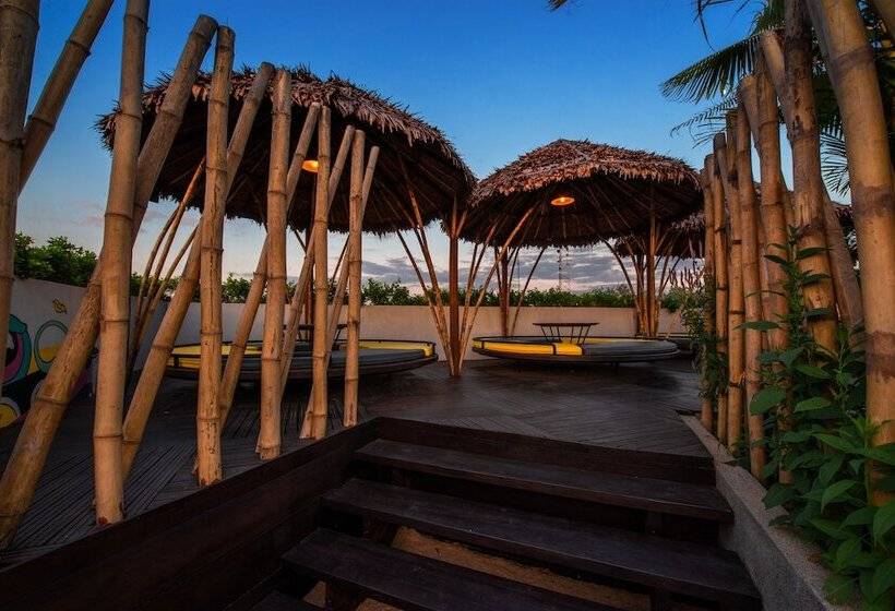 هتل The Twizt Lifestyle Hostel &