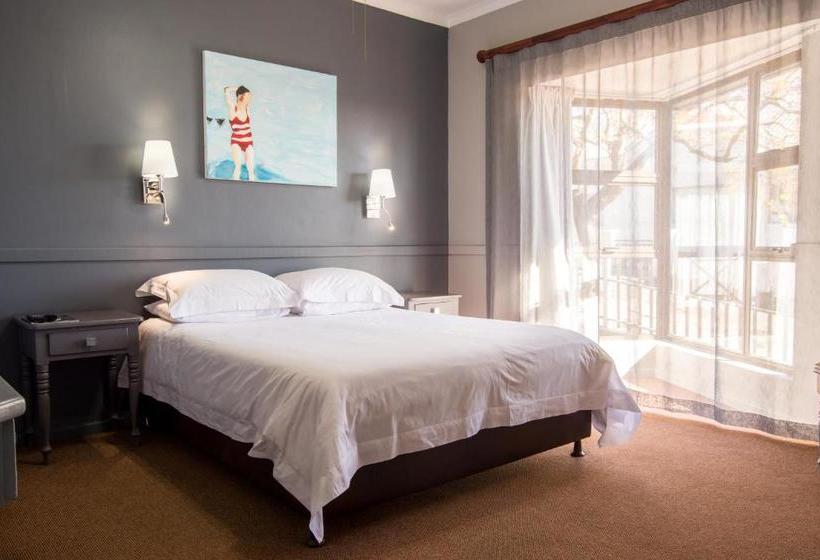 بنسيون Edward Charles Manor