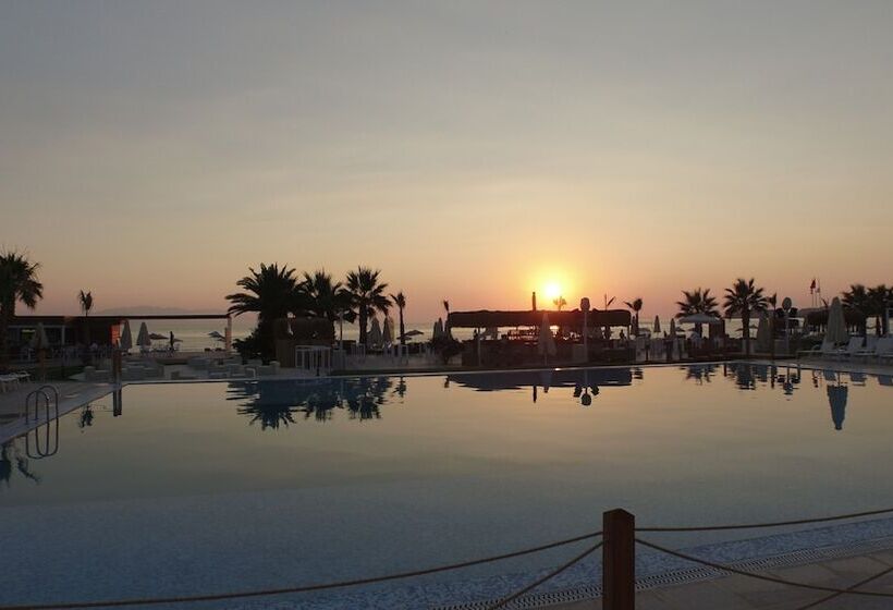 Risus Beach Resort