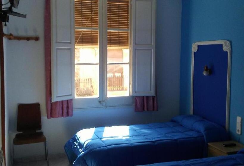 פנסיון Hostal Porta De Ferro