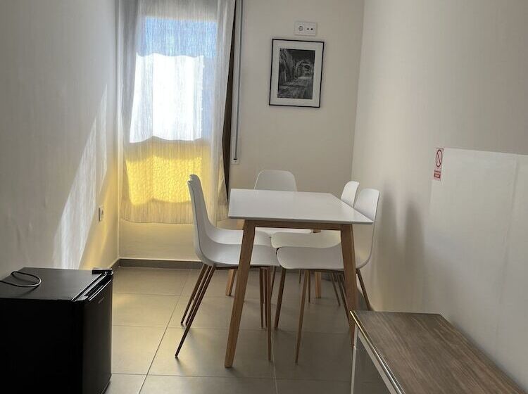 پانسیون Hostal Tarres