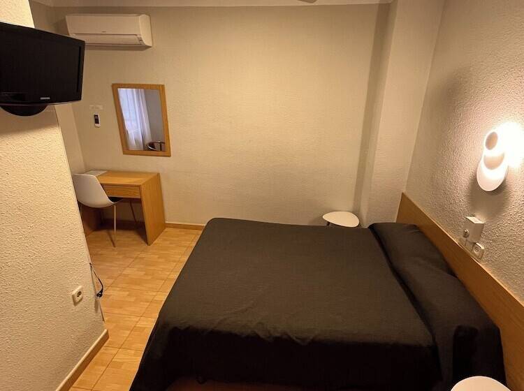 پانسیون Hostal Tarres