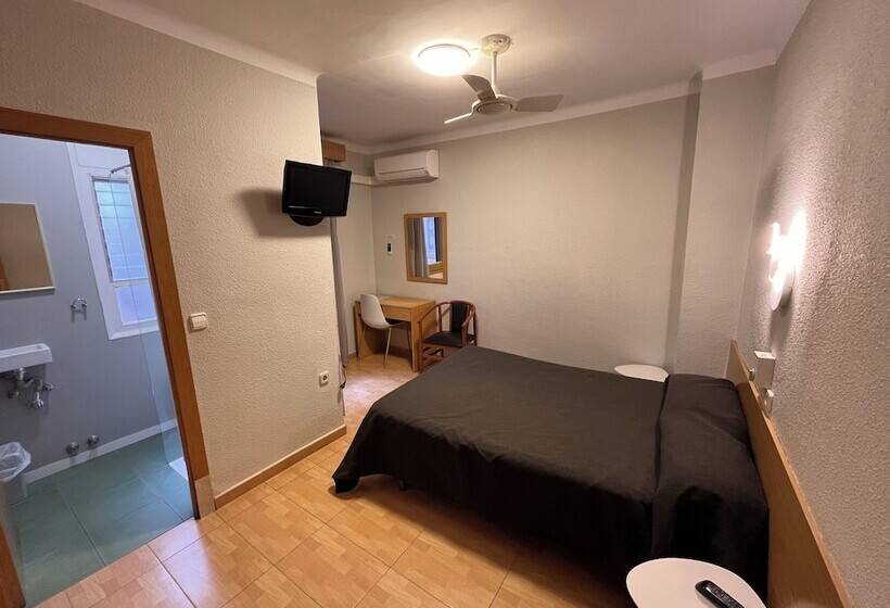 پانسیون Hostal Tarres