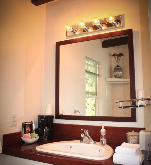 فندق صغير The Islander Inn