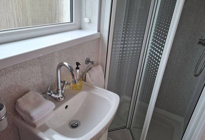 بنسيون Brookside Guest House & Mini Spa
