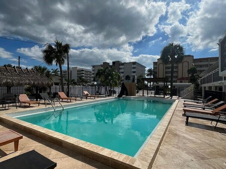 فندق صغير Holiday Isles Resort