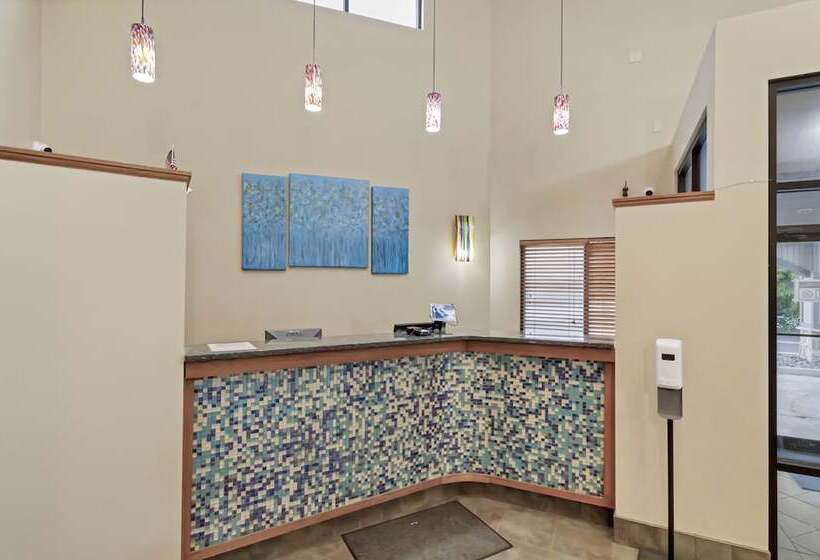 הוסטל Waterbird Lakeside Inn
