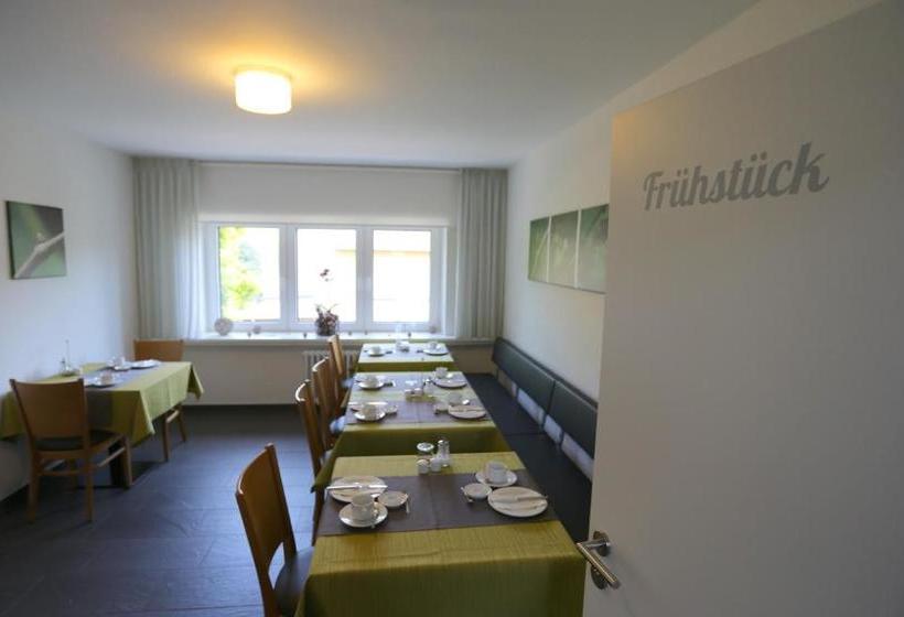 ペンション Ernst Clüsserath Weingut & Weinhotelchen