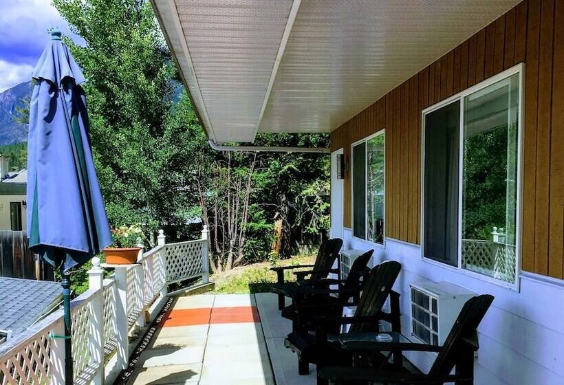 Crescent Motel