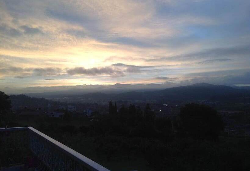 هاستل Miravalle Suites