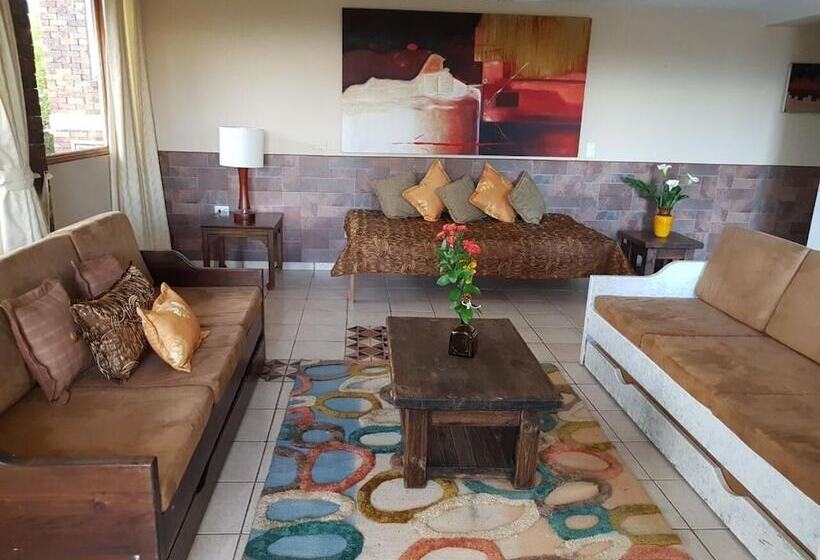 هاستل Miravalle Suites