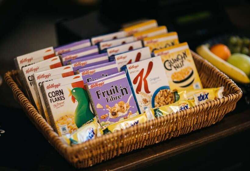 هاستل The Horse & Farrier