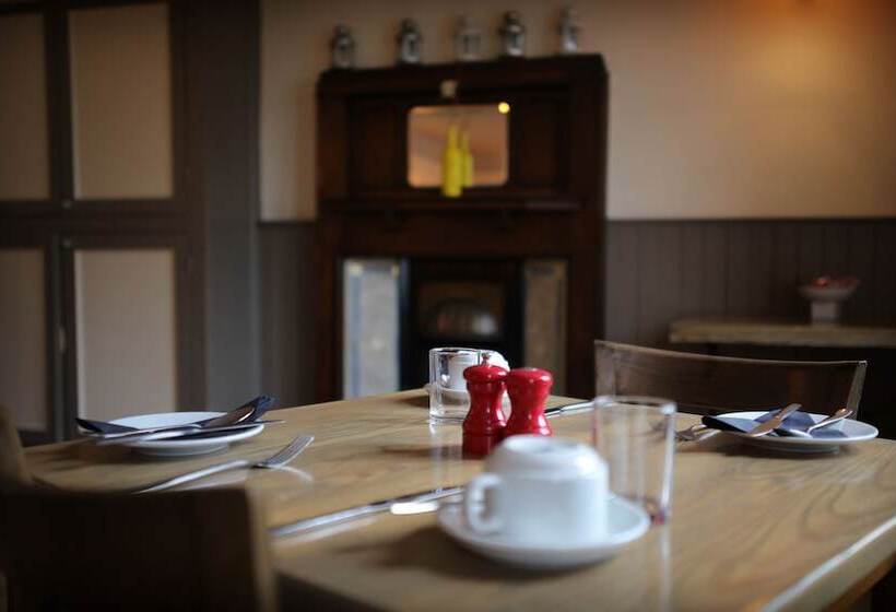 هاستل The Horse & Farrier