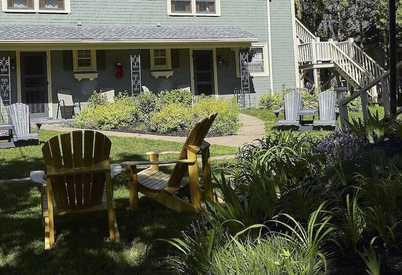 הוסטל Victoria's Historic Inn