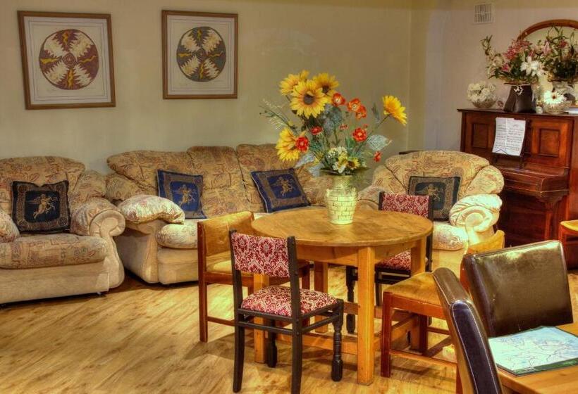 بنسيون An Stór Townhouse