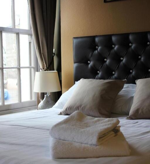 هاستل Tilted Wig