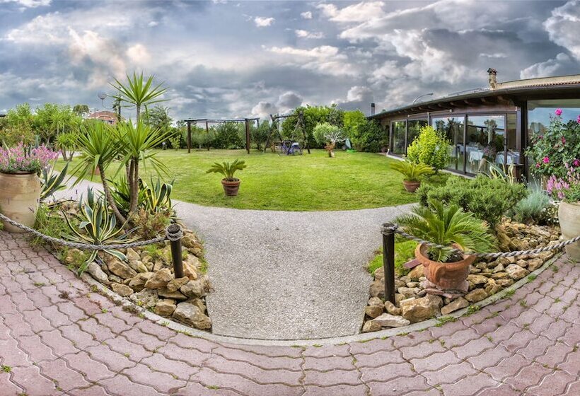 هتل Agriturismo Torre Flavia