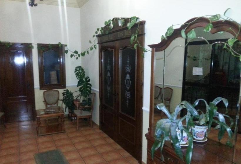 بنسيون Hostal Las Tres Jotas