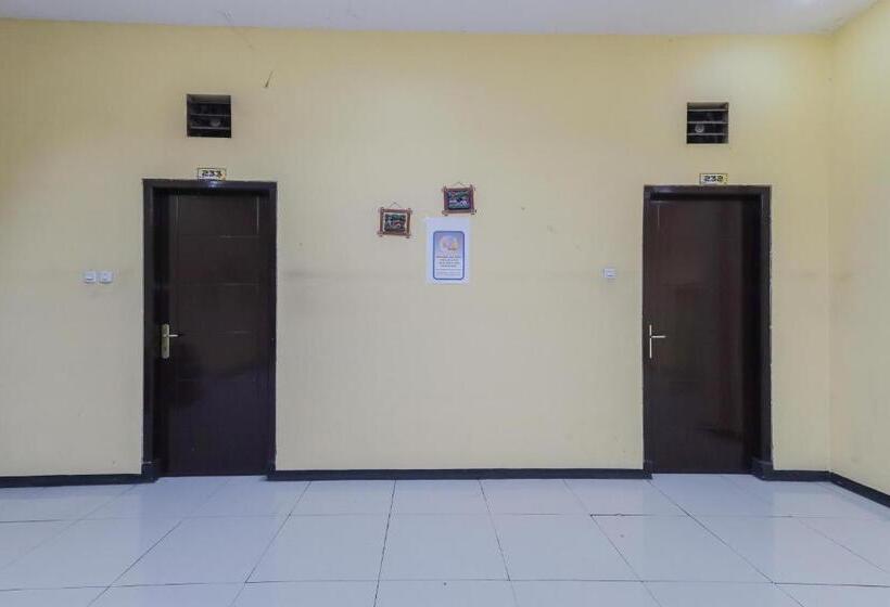 هتل Reddoorz Plus Near Museum Angkut Batu 4