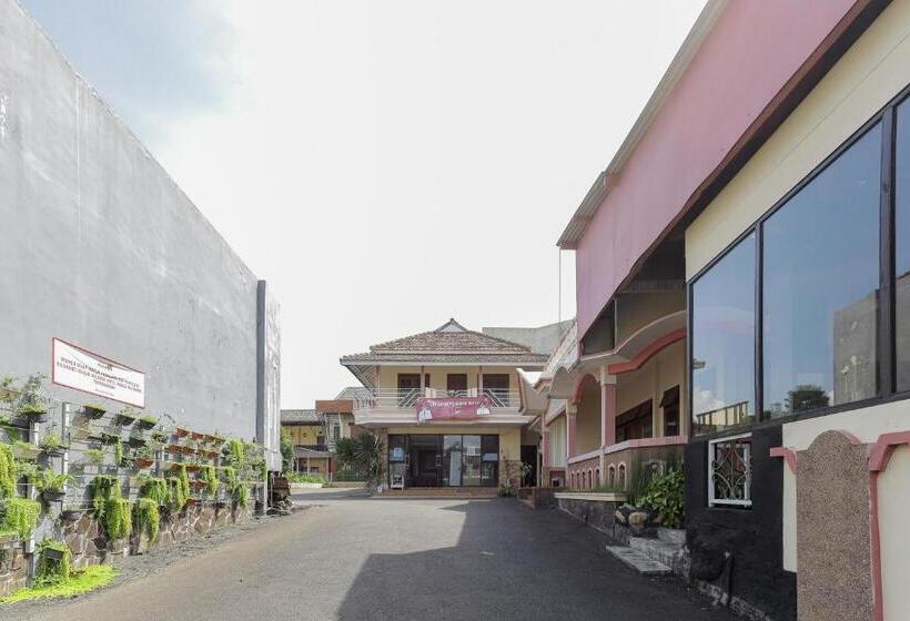 هتل Reddoorz Plus Near Museum Angkut Batu 4