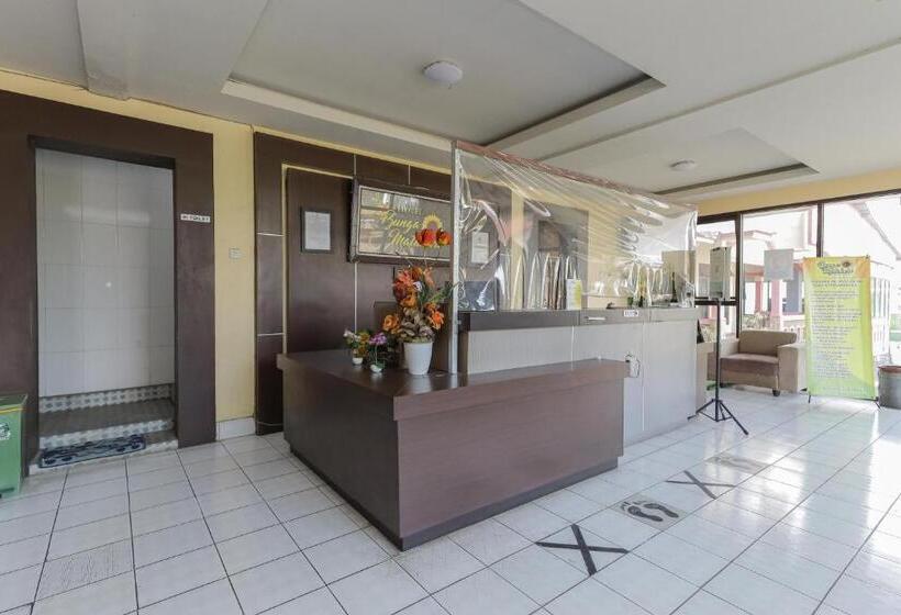 هتل Reddoorz Plus Near Museum Angkut Batu 4