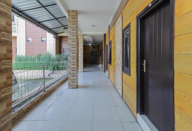 هتل Reddoorz Plus Near Museum Angkut Batu 4
