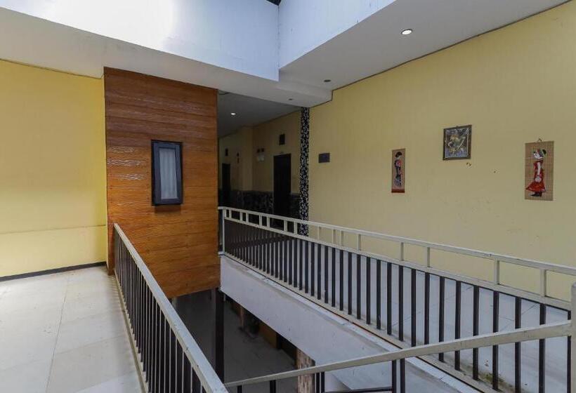 هتل Reddoorz Plus Near Museum Angkut Batu 4