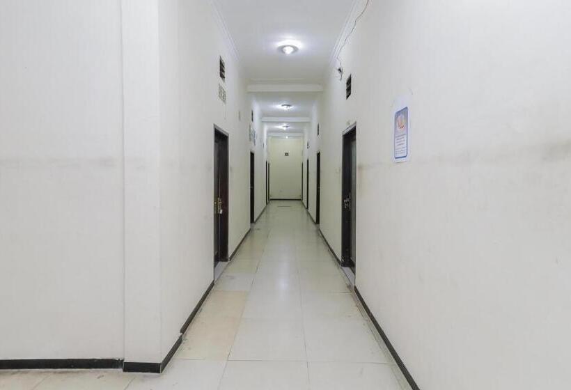 هتل Reddoorz Plus Near Museum Angkut Batu 4