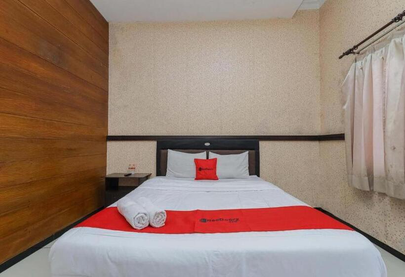 هتل Reddoorz Plus Near Museum Angkut Batu 4