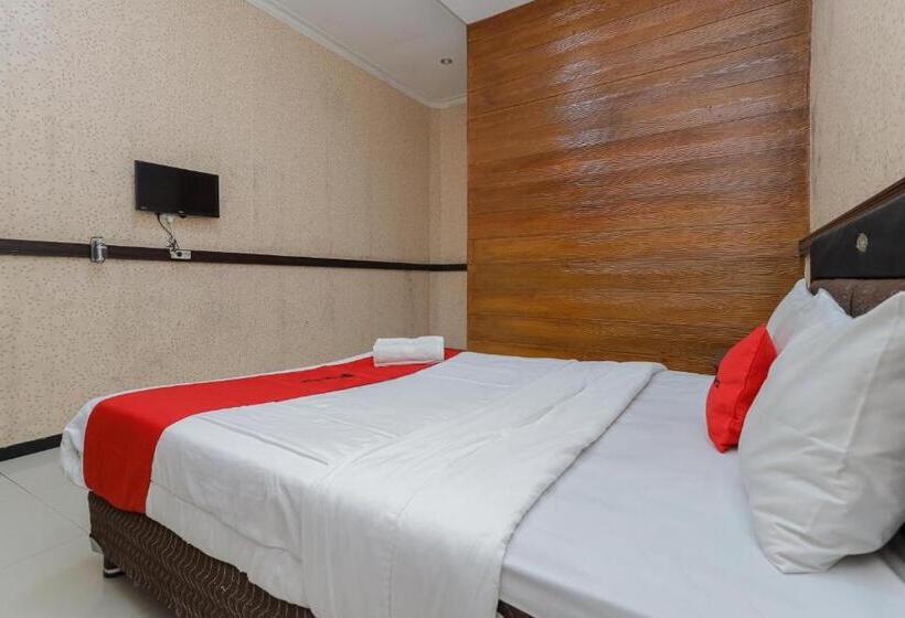 هتل Reddoorz Plus Near Museum Angkut Batu 4