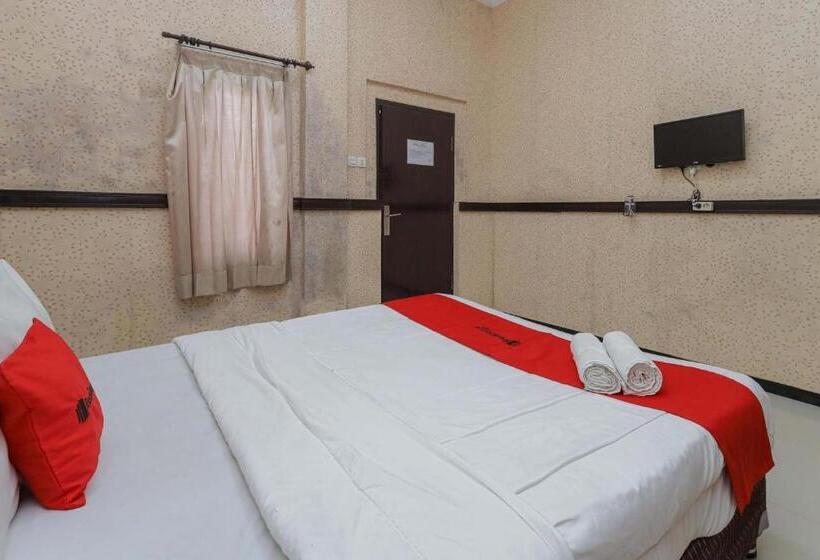 هتل Reddoorz Plus Near Museum Angkut Batu 4