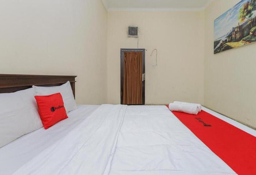 هتل Reddoorz Plus Near Museum Angkut Batu 4