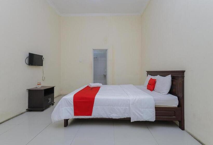 هتل Reddoorz Plus Near Museum Angkut Batu 4
