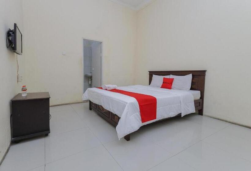 هتل Reddoorz Plus Near Museum Angkut Batu 4