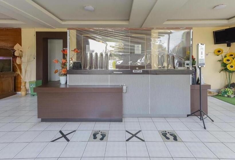 هتل Reddoorz Plus Near Museum Angkut Batu 4