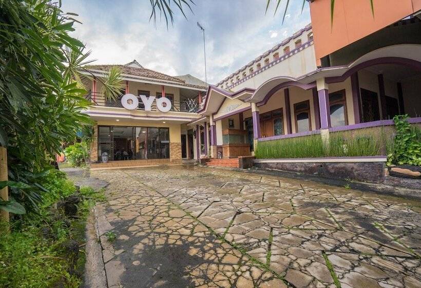 هتل Reddoorz Plus Near Museum Angkut Batu 4