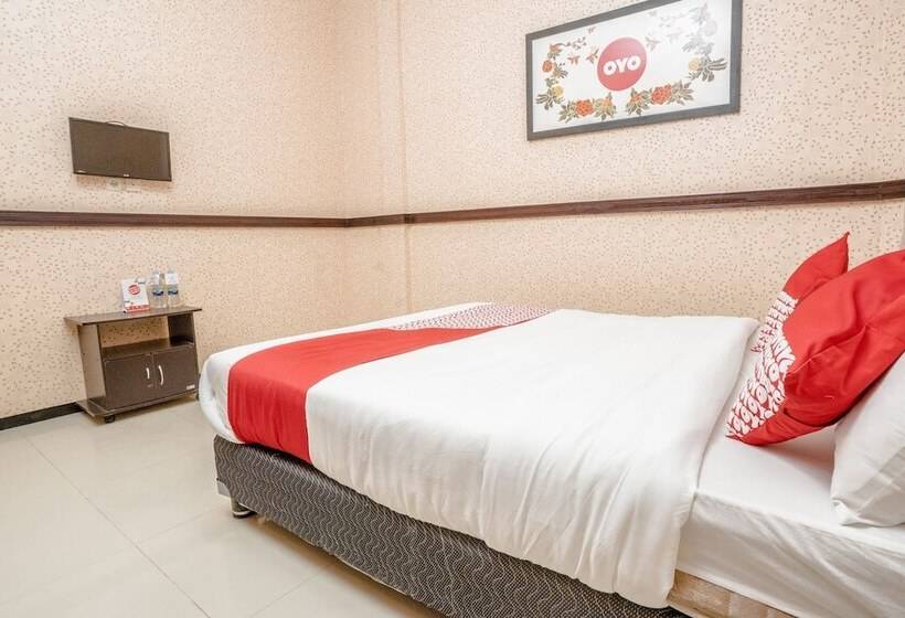هتل Reddoorz Plus Near Museum Angkut Batu 4