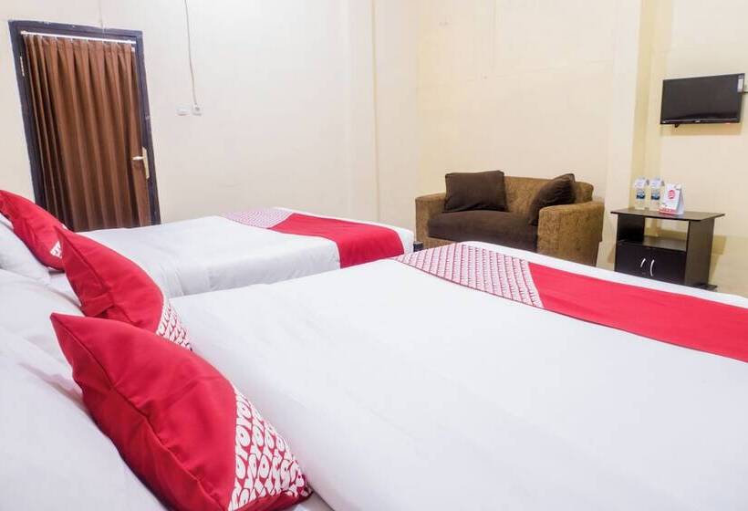هتل Reddoorz Plus Near Museum Angkut Batu 4