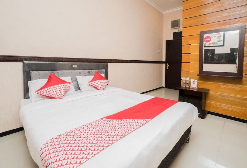 هتل Reddoorz Plus Near Museum Angkut Batu 4