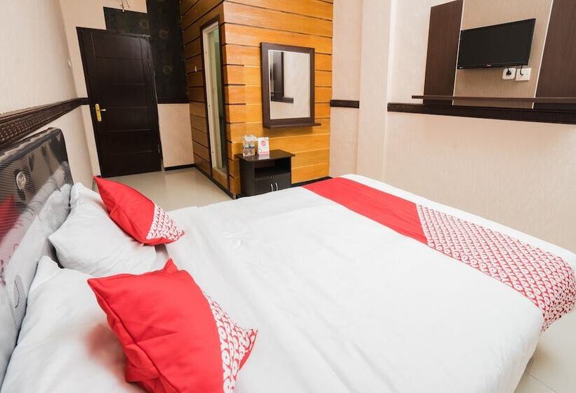 هتل Reddoorz Plus Near Museum Angkut Batu 4