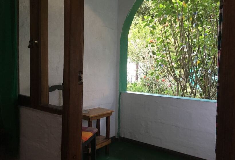 پانسیون La Petite Auberge   Hostel