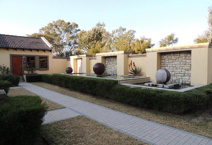 פנסיון Strawberry Fields Country Manor Guest House