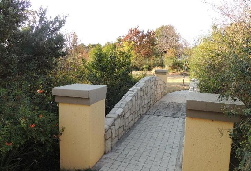 פנסיון Strawberry Fields Country Manor Guest House