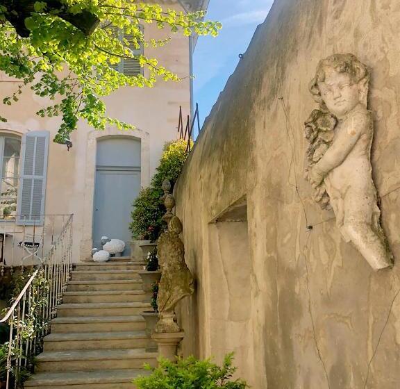 تختخواب و صبحانه Le Petit Chateau