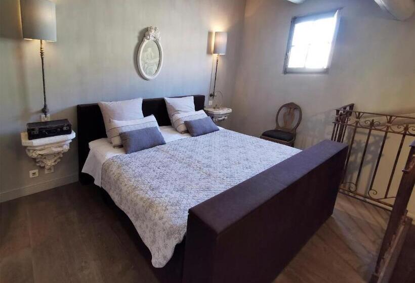 تختخواب و صبحانه Le Petit Chateau